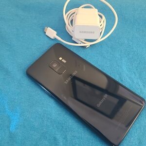 Samsung Galaxy S9 Unlocked  in Glossy Black with Charger